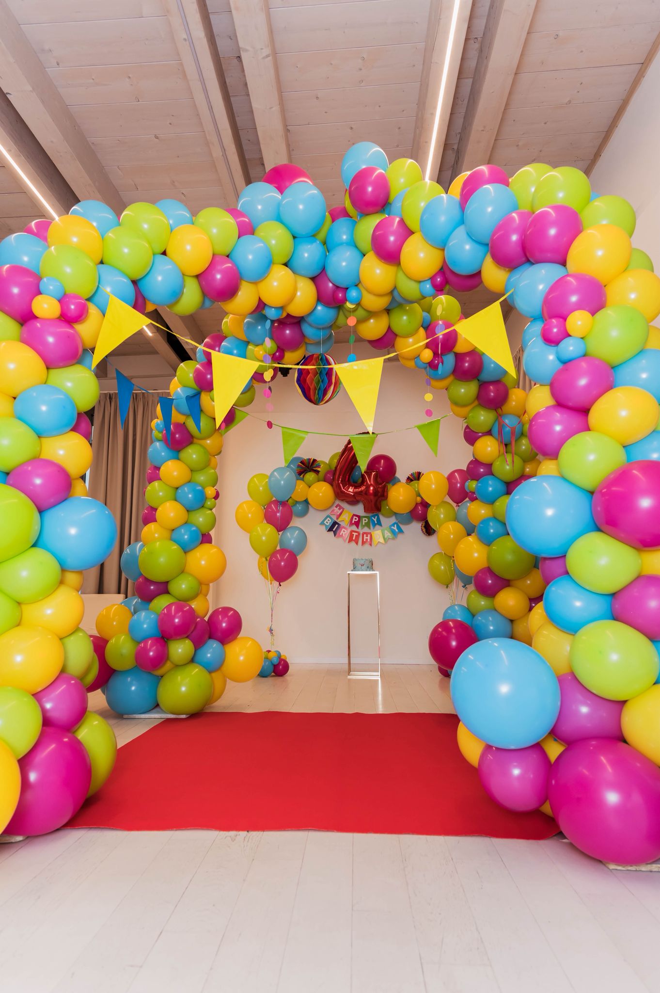 Allestimento a tema con arco di palloncini in una sala FLACspace