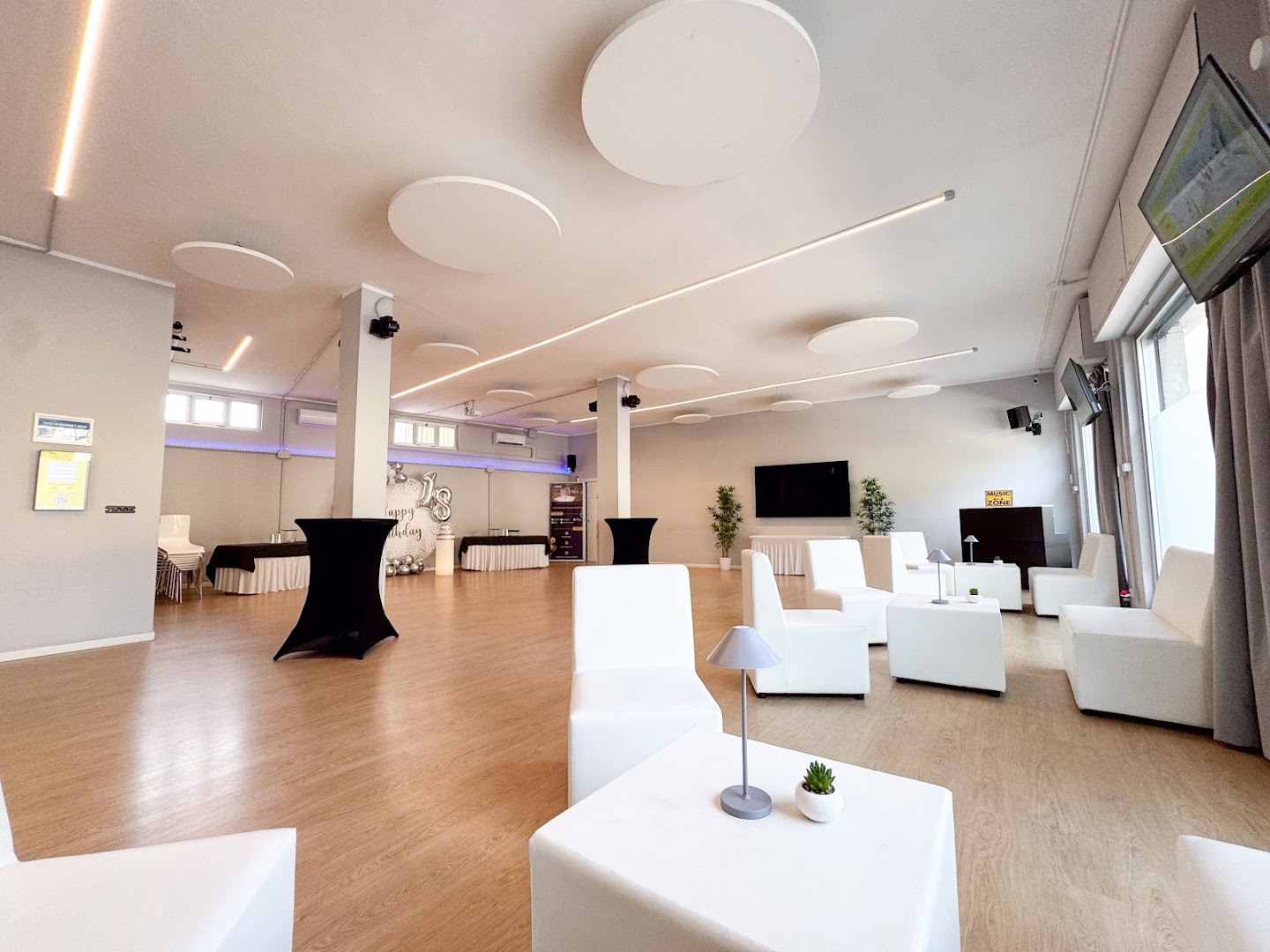 Sala eventi FLACspace Cernusco: area lounge, buffet e pista