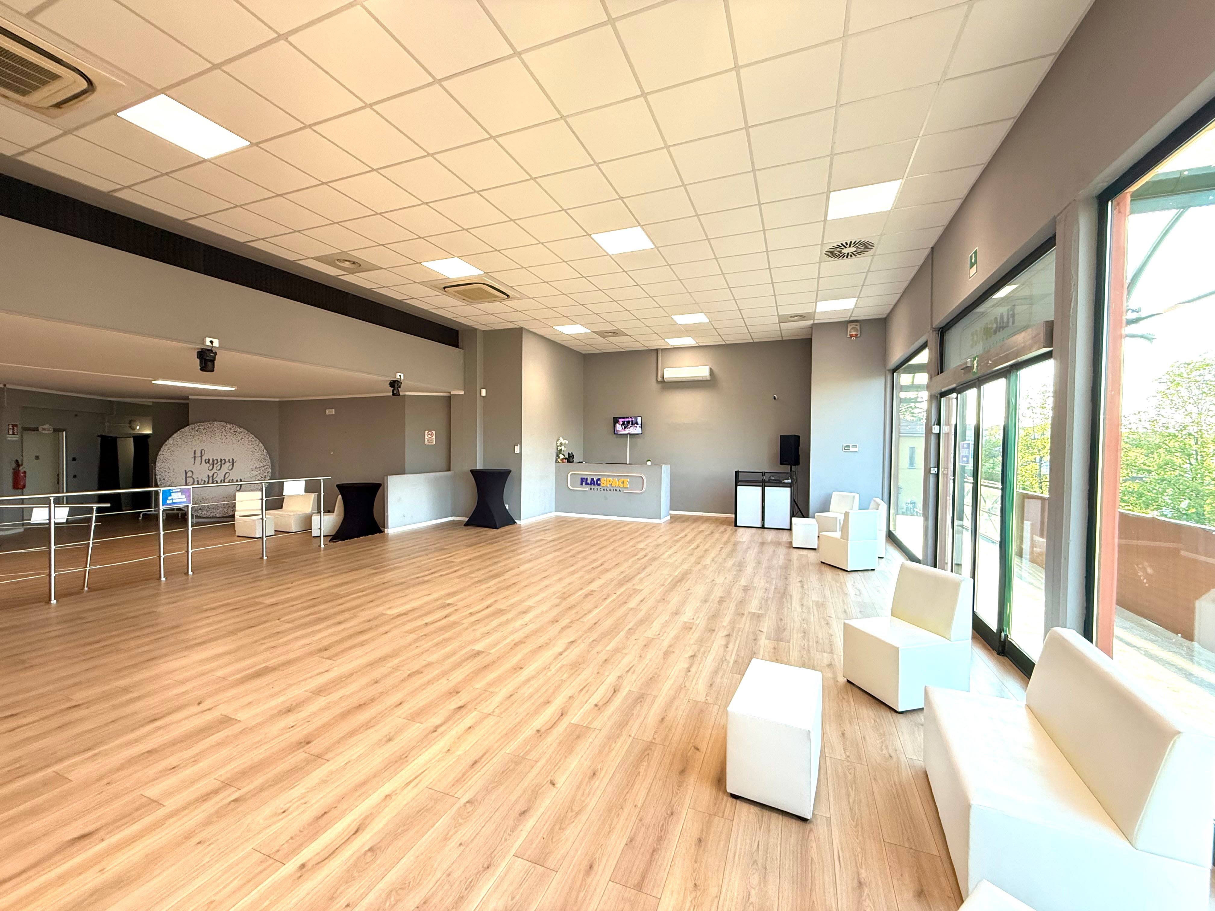 Banco reception brandizzato e totem in sala nella sede FLACspace Rescaldina